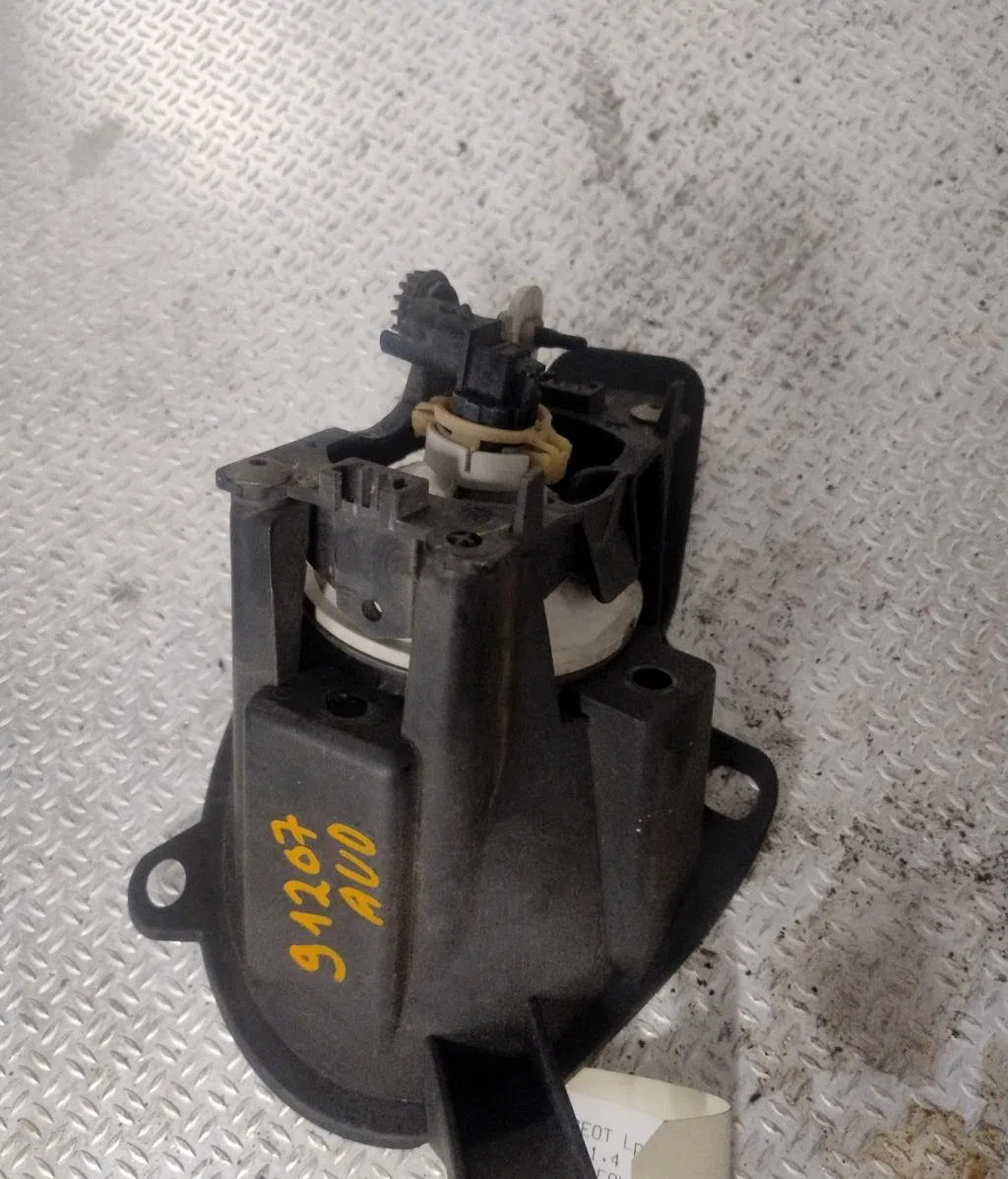 Phare antibrouillard avant droit Peugeot 206 (2L_, 2M_) 1.4 hdi eco 70 (2009-2013) 5 portes occasion
