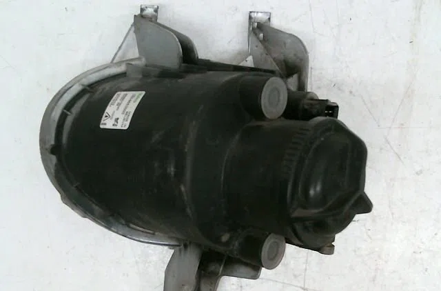 Phare antibrouillard avant droit Peugeot 206 3-5 portes (2A-C) 1.4 i (1998-2012) 3 portes occasion
