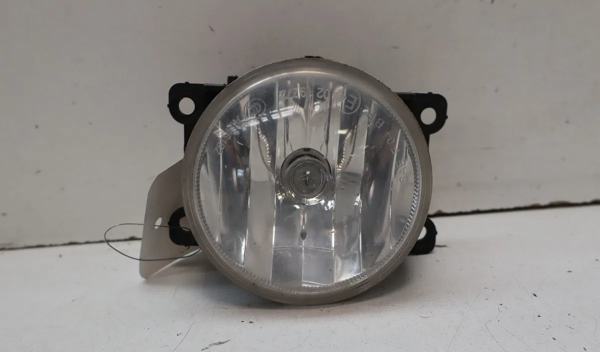 Phare antibrouillard avant droit Peugeot 3008 Monospace (0U_) 1.2 (2015-2016) occasion