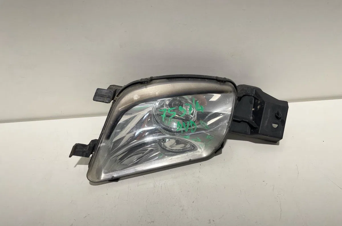 Phare antibrouillard avant droit Peugeot 308 I (4A_, 4C_) 1.6 hdi (2007-2014) 5 portes occasion