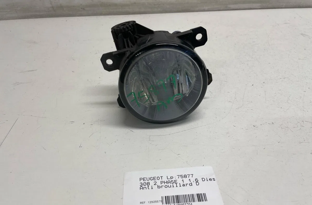 Phare antibrouillard avant droit Peugeot 308 II (LB_, LP_, LW_, LH_, L3_) 1.6 bluehdi 120 (2013-2021) occasion