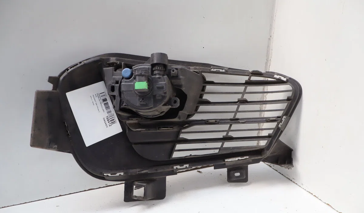 Phare antibrouillard avant droit Peugeot 308 SW II (LC_, LJ_, LR_, LX_, L4_) 1.2 thp 130 (2014-2021) occasion