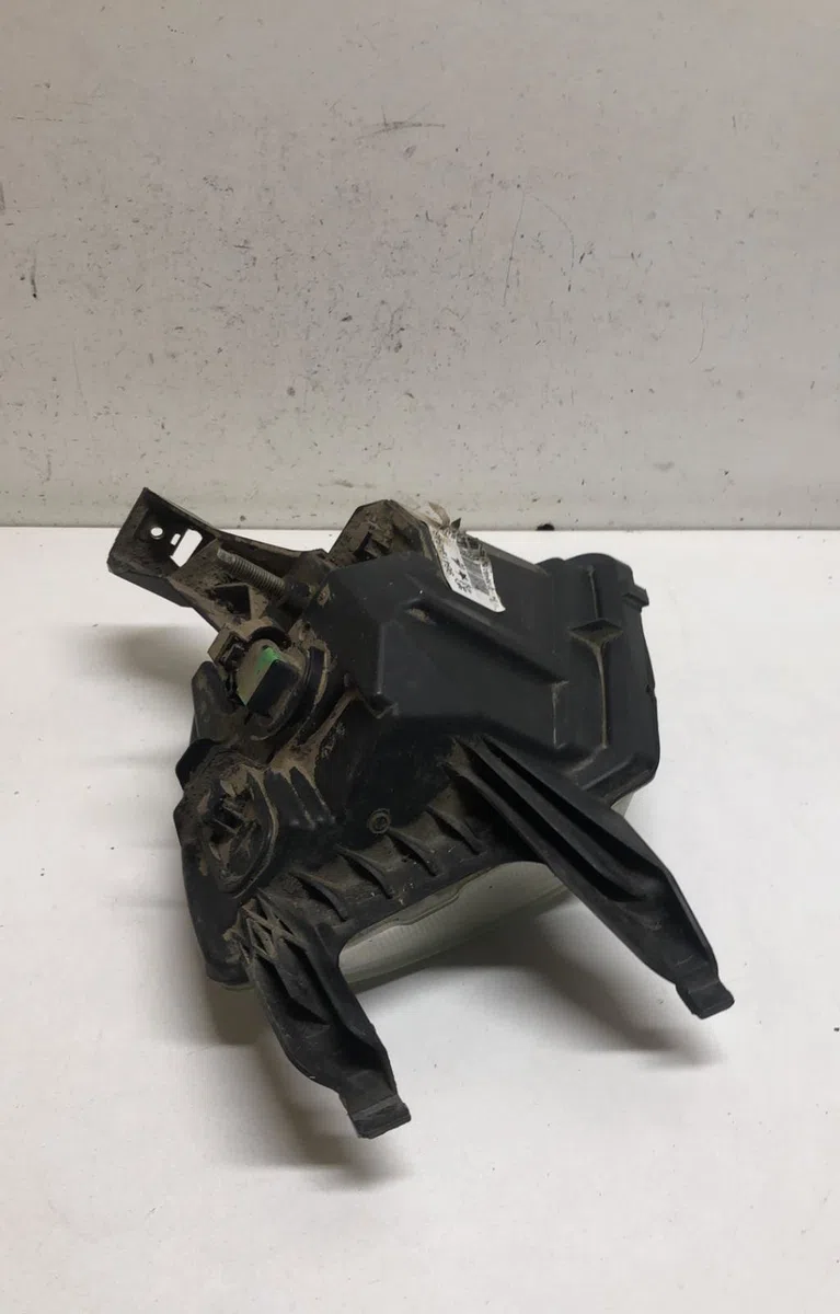 Phare antibrouillard avant droit Peugeot 407 (6D_) 2.0 hdi 135 (6drhrh, 6drhre, 6drhrg, 6drhrj) (2004-2010) 4 portes occ