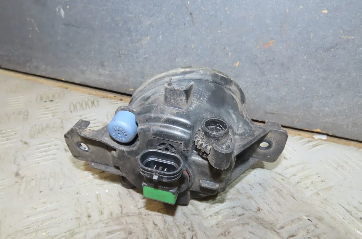 Phare antibrouillard avant droit Renault CLIO III (BR0-1, CR0-1) 1.5 dci (c-br0g, c-br1g) (2005-2012) 5 portes occasion