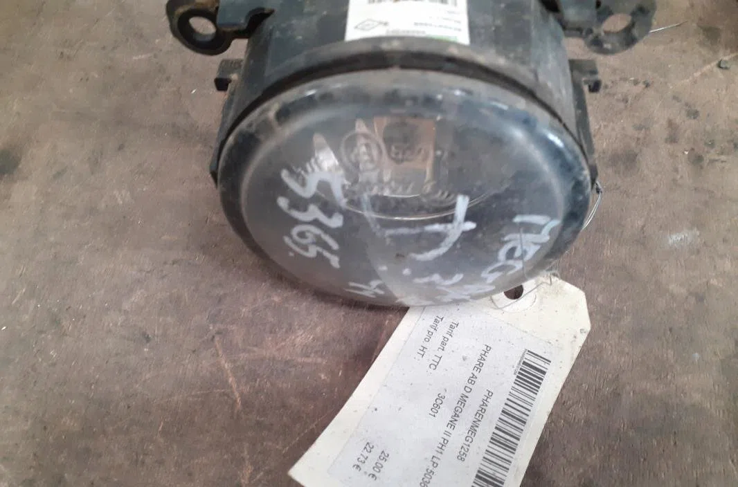 Phare antibrouillard avant droit RENAULT MEGANE 2 PHASE 1 BREAK occasion