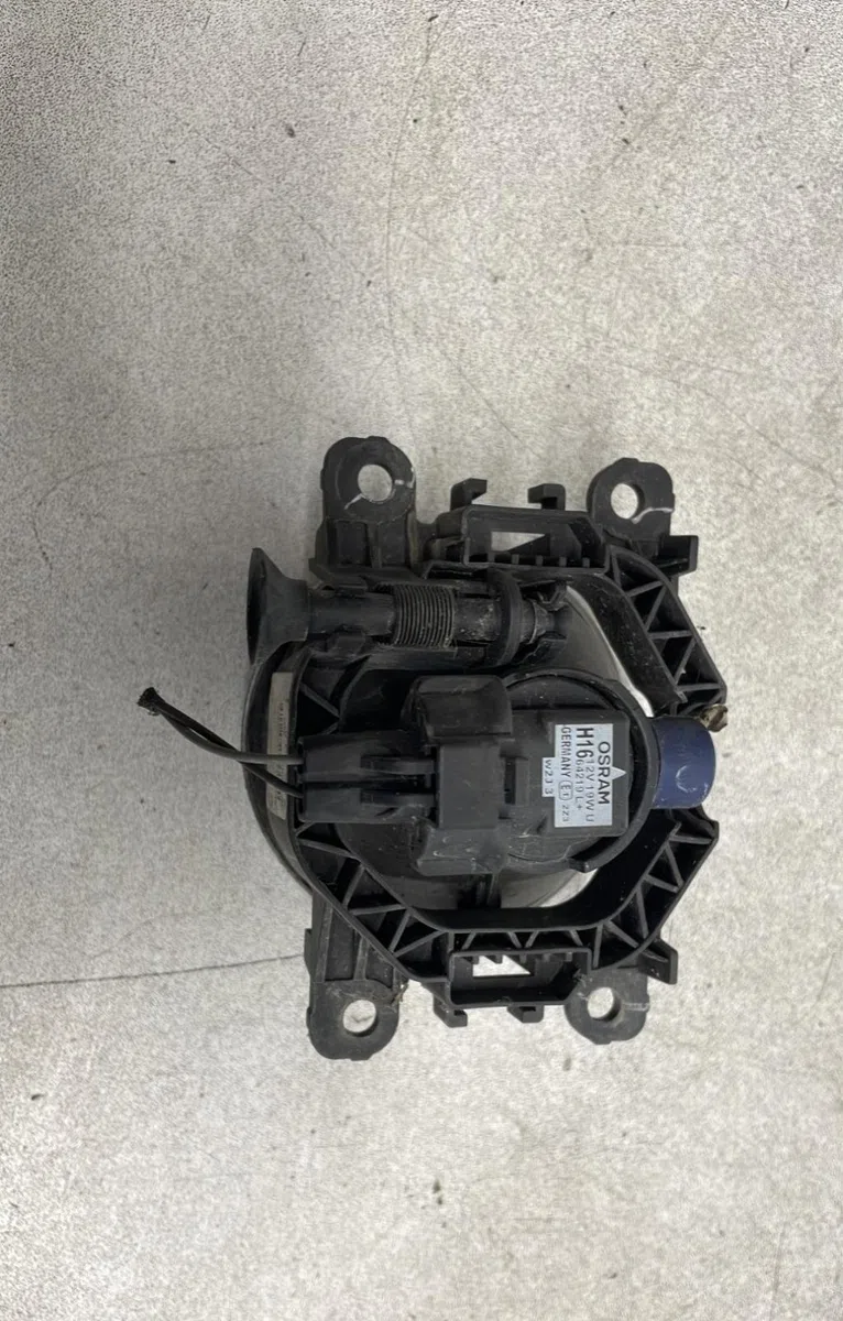 Phare antibrouillard avant droit Renault MEGANE III 3-5 portes (BZ0-1_, B3_) 1.5 dci (bz09, bz0d, bz1w, bz29, bz14) (200