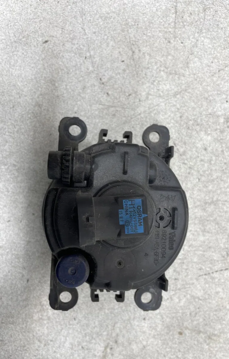 Phare antibrouillard avant droit Renault MEGANE III 3-5 portes (BZ0-1_, B3_) 1.5 dci (bz09, bz0d, bz1w, bz29, bz14) (200