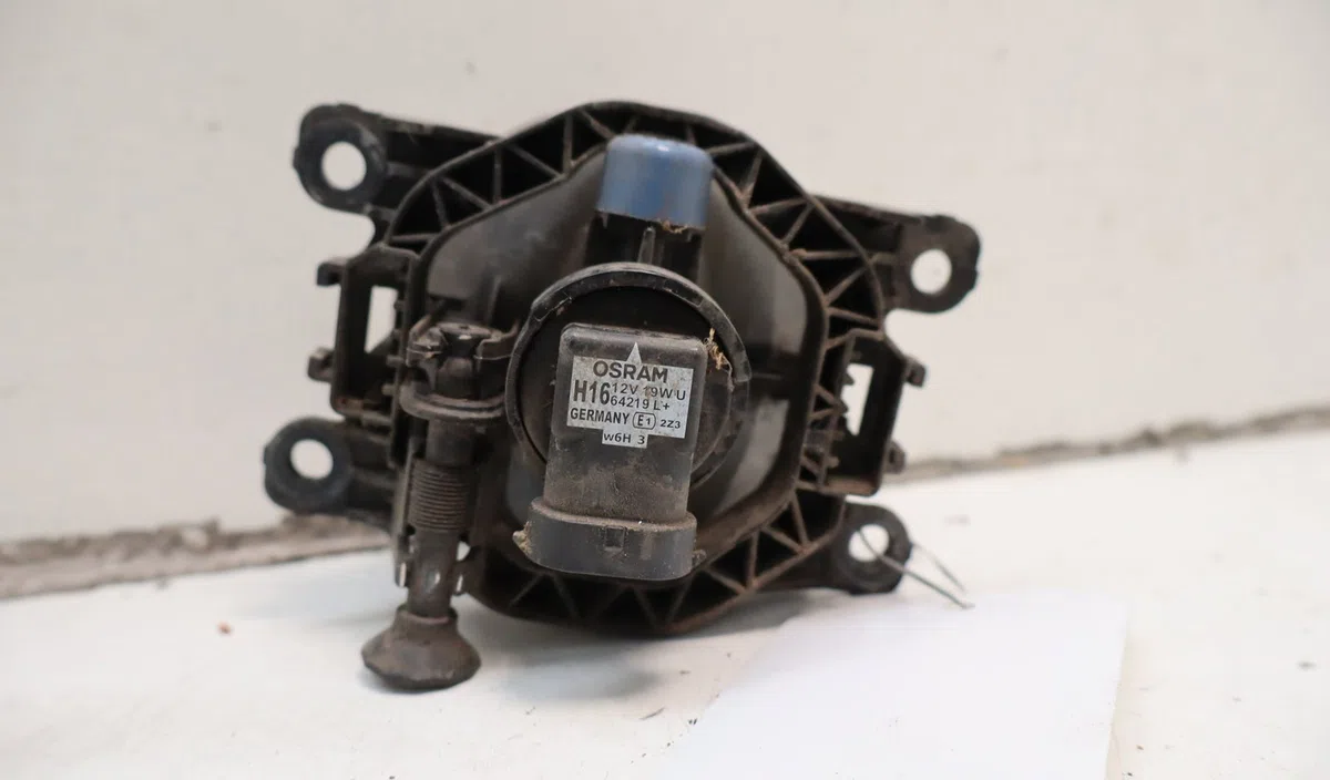 Phare antibrouillard avant droit Renault MEGANE IV 3-5 portes (B9A-M-N_) 1.5 dci 90 (b9a1) (2015) occasion