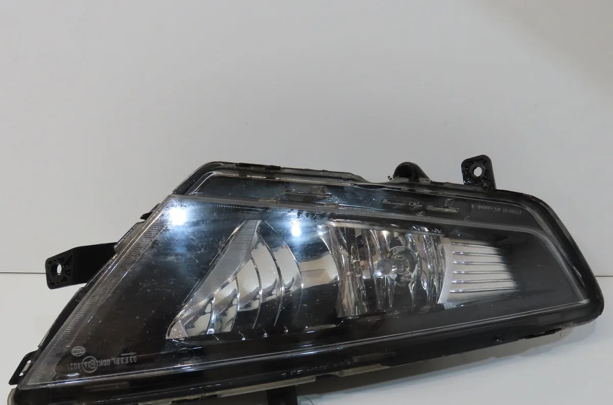 Phare antibrouillard avant droit Seat IBIZA IV (6J5, 6P1) 1.4 tdi (2008-2010) occasion