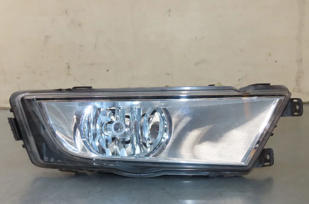 Phare antibrouillard avant droit Skoda OCTAVIA III (5E3, NL3, NR3) 1.2 tsi (2012-2017) occasion