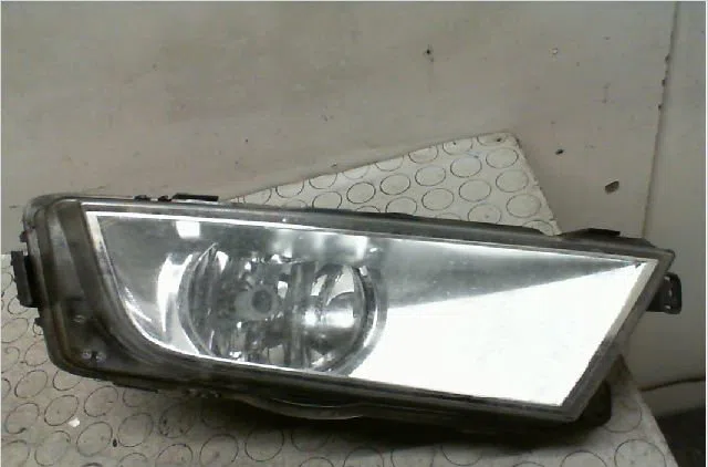Phare antibrouillard avant droit Skoda OCTAVIA III (5E3, NL3, NR3) 1.6 tdi (2012-2015) occasion