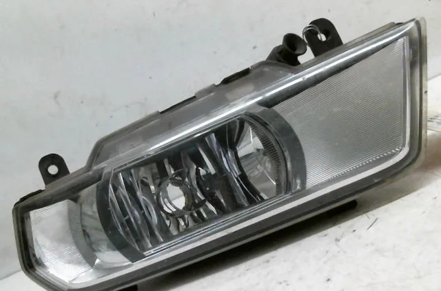 Phare antibrouillard avant droit Skoda YETI (5L) 2.0 tdi 4x4 (2009-2017) occasion