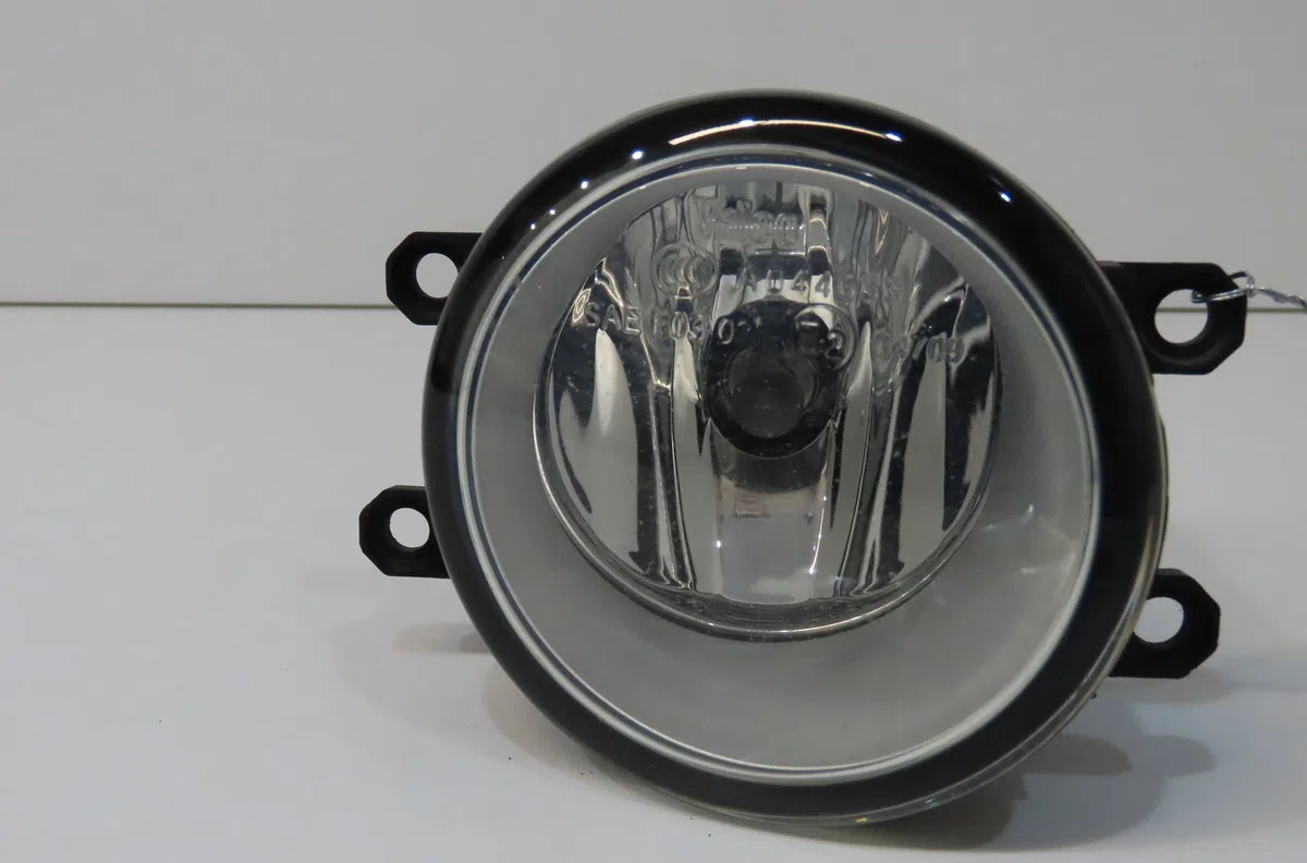 Phare antibrouillard avant droit Toyota AVENSIS Break (_T25_) 2.0 d-4d (adt250_) (2006-2008) occasion