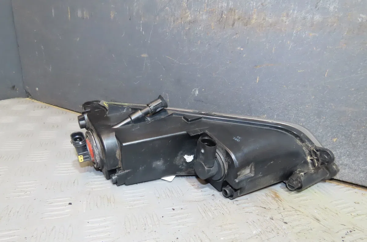 Phare antibrouillard avant droit Volkswagen PASSAT B7 Variant (365) 1.6 tdi (2010-2014) occasion