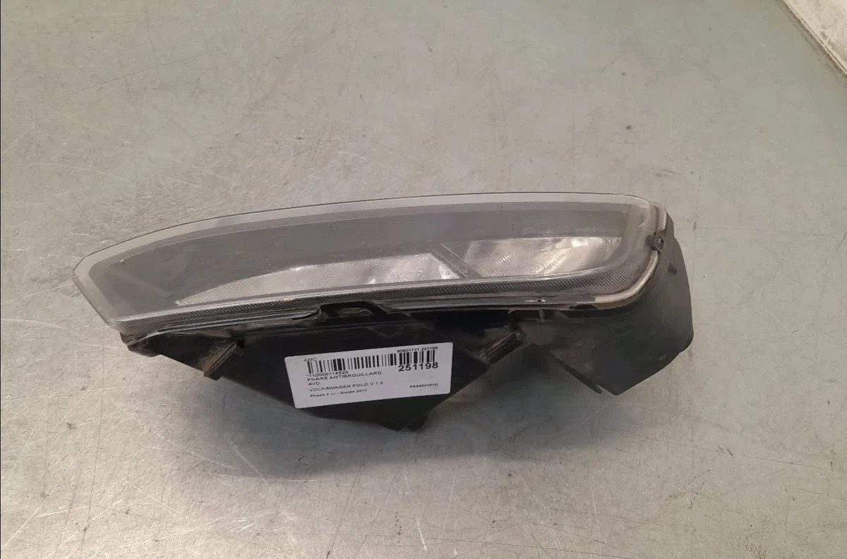 Phare antibrouillard avant droit Volkswagen POLO V (6R1, 6C1) 1.0 (2014) occasion