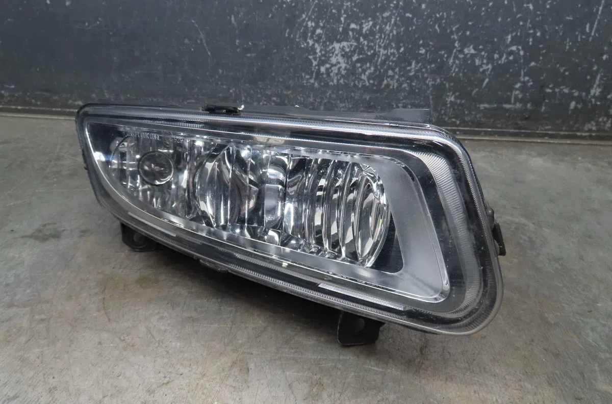Phare antibrouillard avant droit Volkswagen POLO V (6R1, 6C1) 1.6 tdi (2009) 5 portes occasion