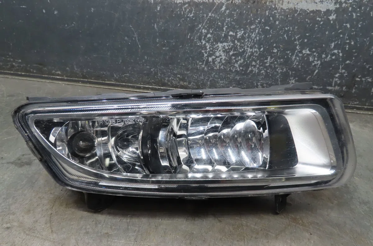 Phare antibrouillard avant droit Volkswagen POLO V (6R1, 6C1) 1.6 tdi (2009) 5 portes occasion