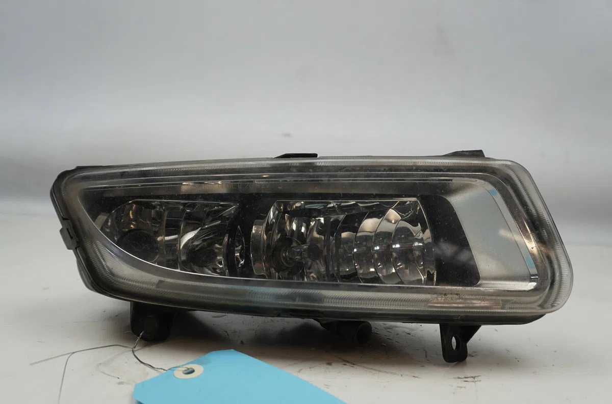 Phare antibrouillard avant droit Volkswagen POLO V (6R1, 6C1) 1.6 tdi (2009) 5 portes occasion