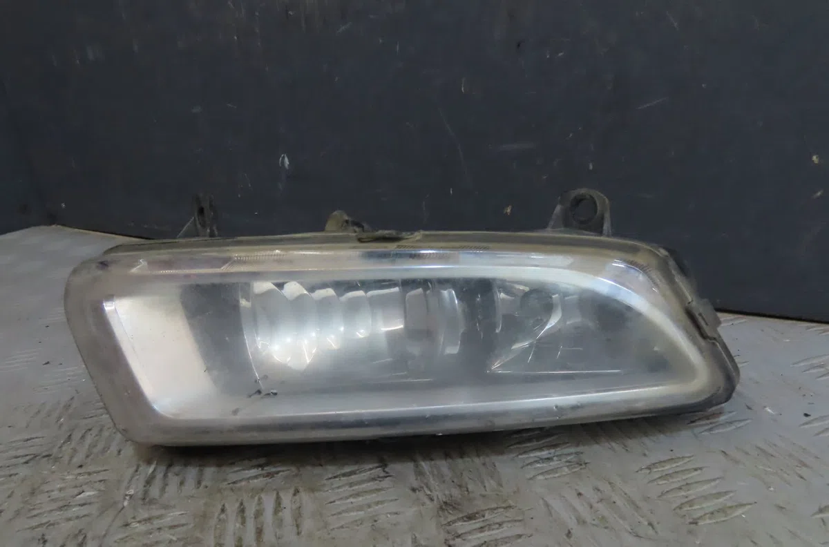 Phare antibrouillard avant droit Volkswagen POLO V (6R1, 6C1) 1.6 tdi (2009) 5 portes occasion