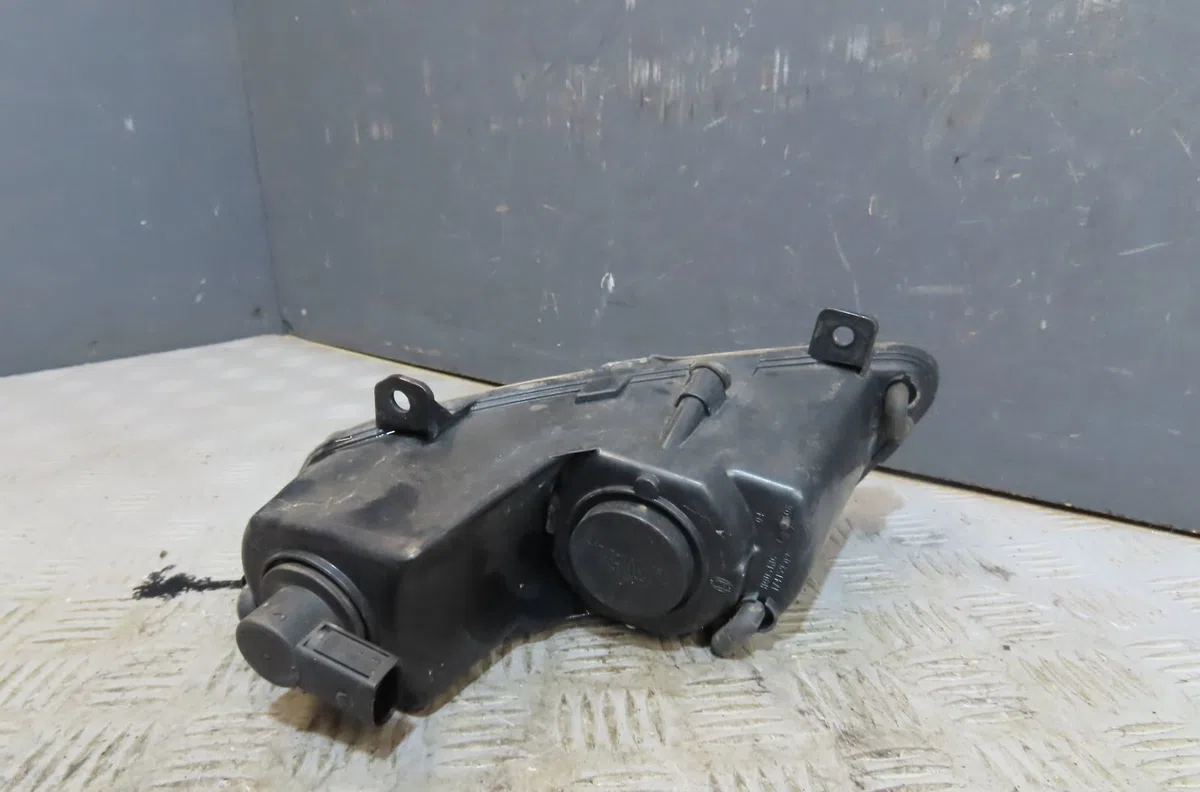 Phare antibrouillard avant droit Volkswagen POLO V (6R1, 6C1) 1.6 tdi (2009) 5 portes occasion