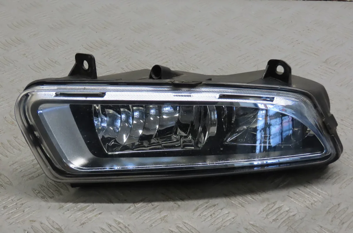 Phare antibrouillard avant droit Volkswagen POLO V (6R1, 6C1) 1.6 tdi (2009) occasion