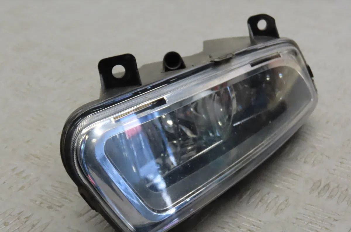 Phare antibrouillard avant droit Volkswagen POLO V (6R1, 6C1) 1.6 tdi (2009) occasion
