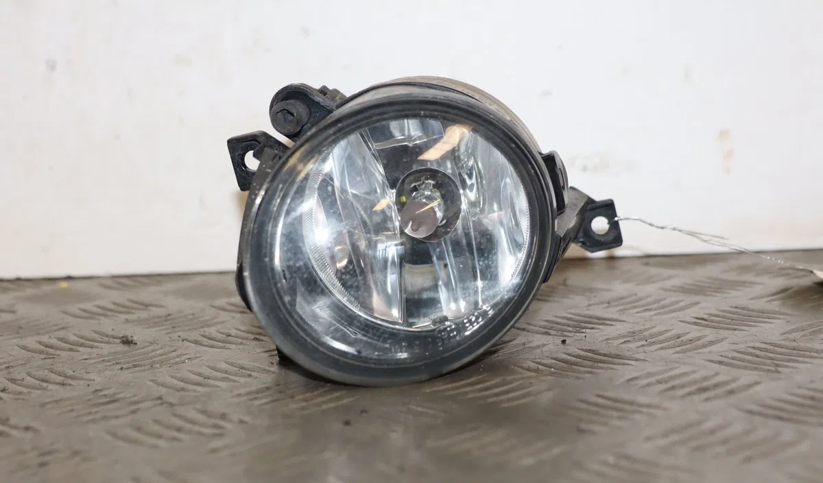 Phare antibrouillard avant droit Volkswagen TOURAN (1T1, 1T2) 2.0 fsi (2003-2007) occasion