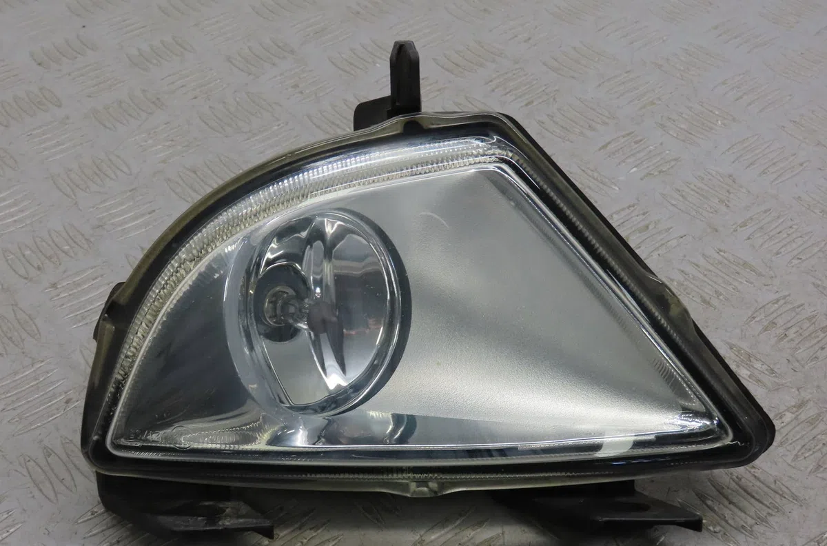 Phare antibrouillard avant gauche Ford FIESTA V (JH_, JD_) 1.3 (2001-2008) 3 portes occasion