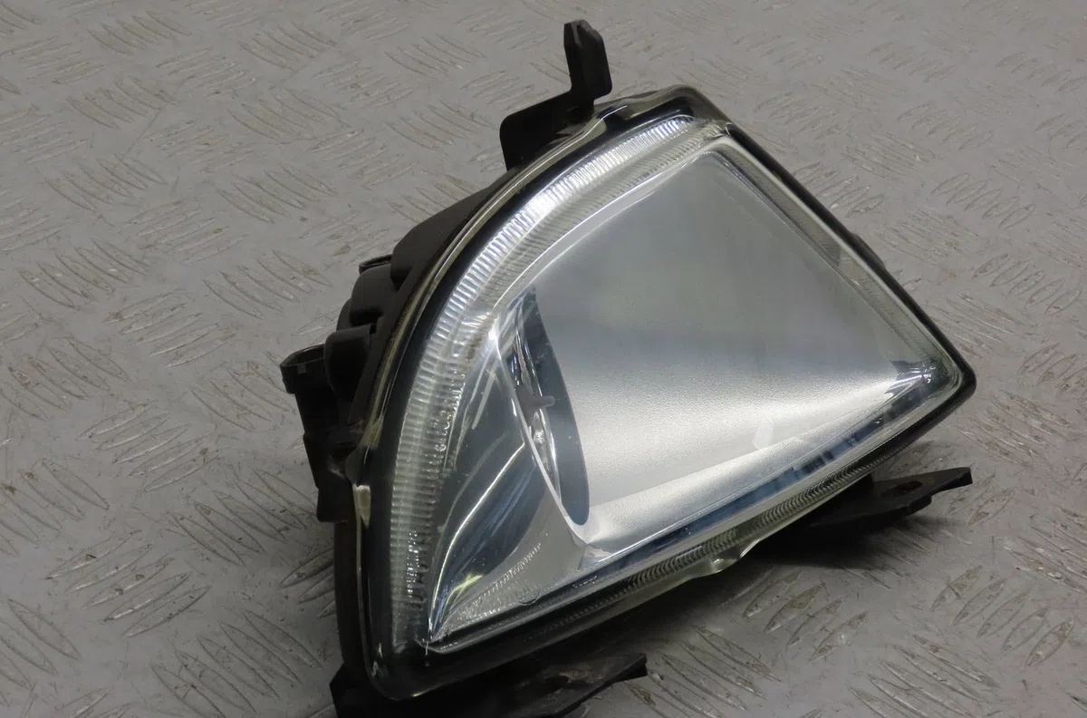 Phare antibrouillard avant gauche Ford FIESTA V (JH_, JD_) 1.3 (2001-2008) 3 portes occasion