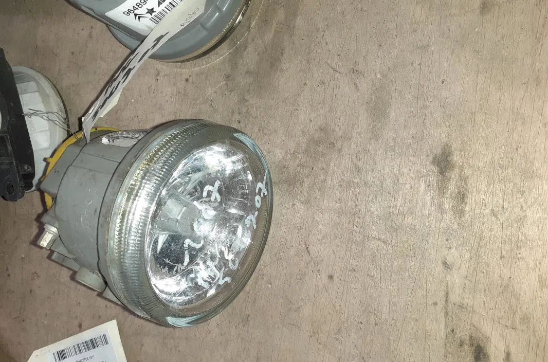 Phare antibrouillard avant gauche Peugeot 1007 (KM_) 1.4 hdi (2005) occasion