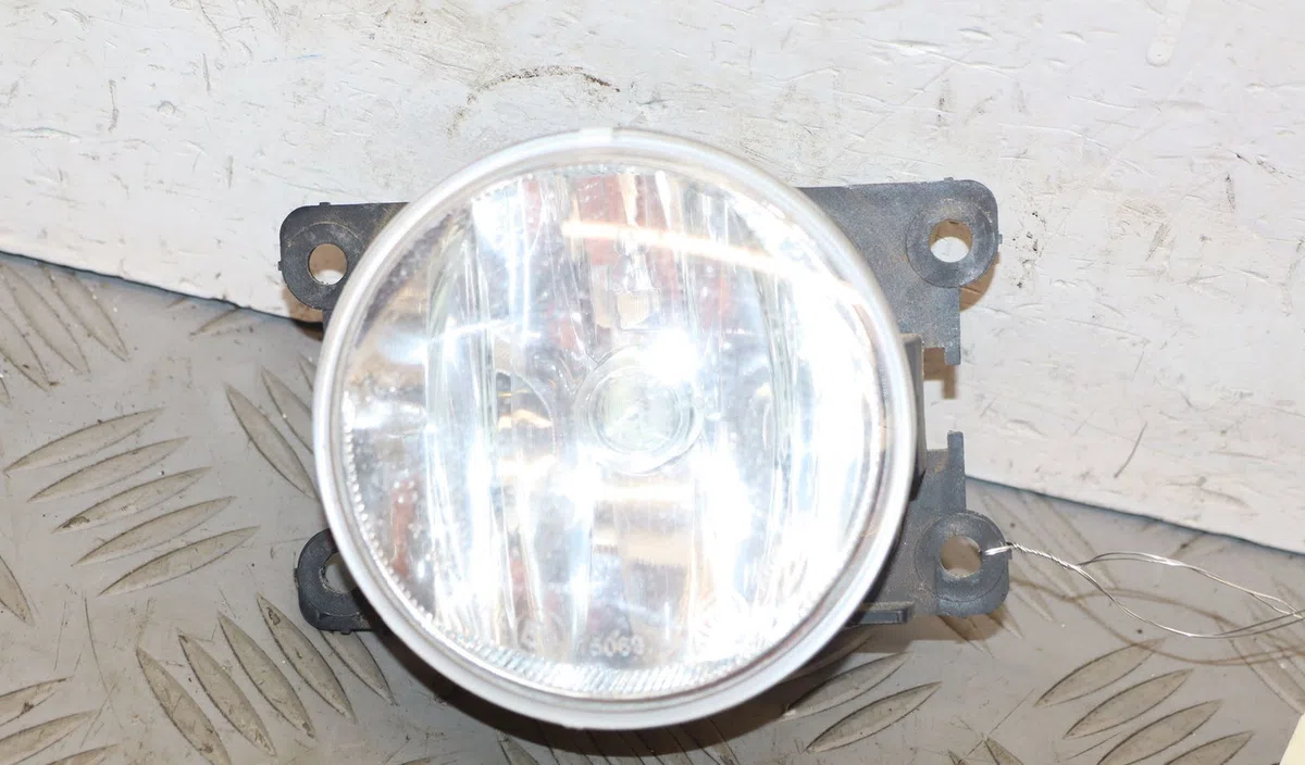 Phare antibrouillard avant gauche Peugeot 208 I (CA_, CC_) 1.6 hdi - bluehdi 75 (2013) 5 portes occasion