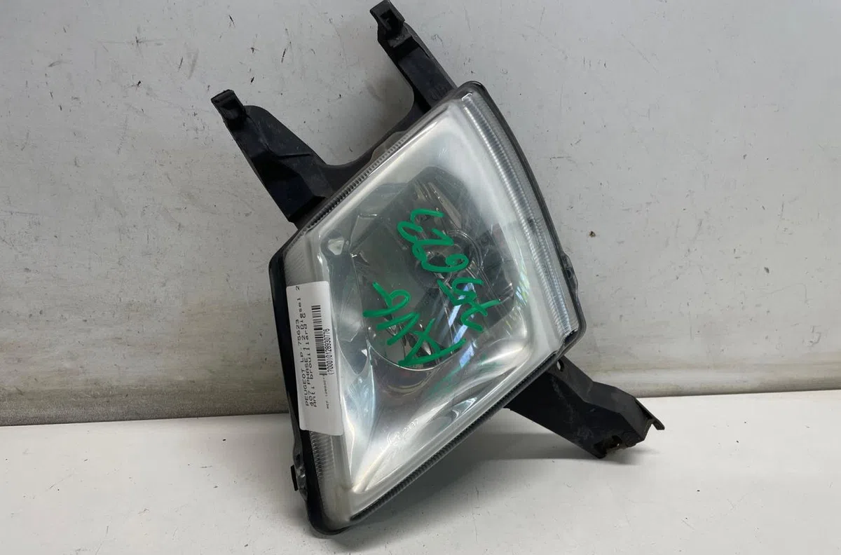 Phare antibrouillard avant gauche Peugeot 407 (6D_) 2.0 hdi 135 (6drhrh, 6drhre, 6drhrg, 6drhrj) (2004-2010) 4 portes oc