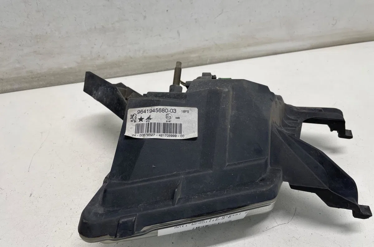 Phare antibrouillard avant gauche Peugeot 407 (6D_) 2.0 hdi 135 (6drhrh, 6drhre, 6drhrg, 6drhrj) (2004-2010) 4 portes oc