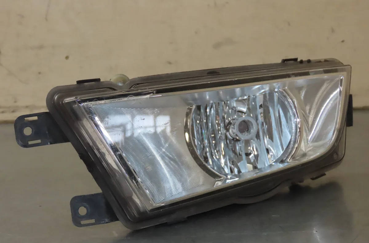 Phare antibrouillard avant gauche Skoda OCTAVIA III (5E3, NL3, NR3) 1.2 tsi (2012-2017) occasion