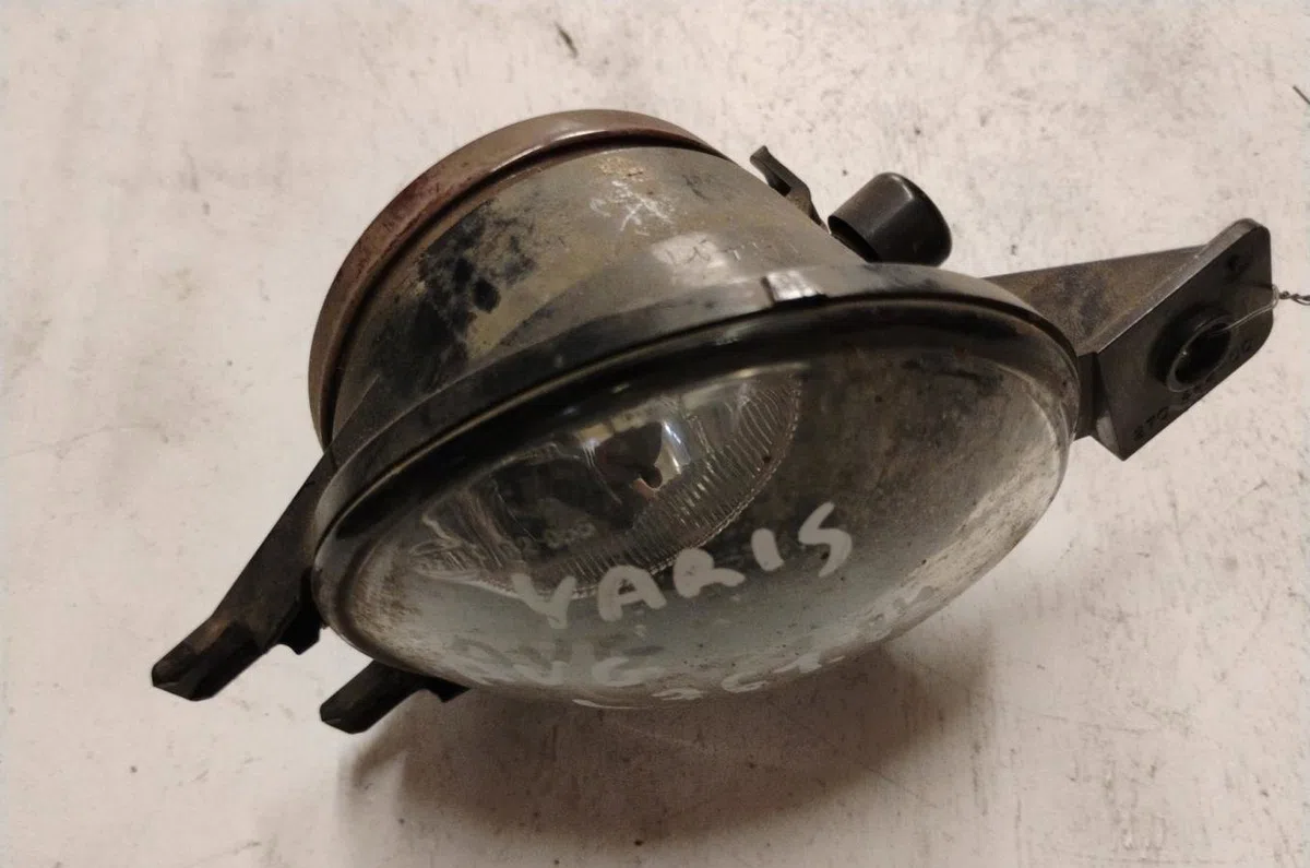 Phare antibrouillard avant gauche Toyota YARIS (_P1_) 1.4 d-4d (nlp10_) (2001-2005) occasion
