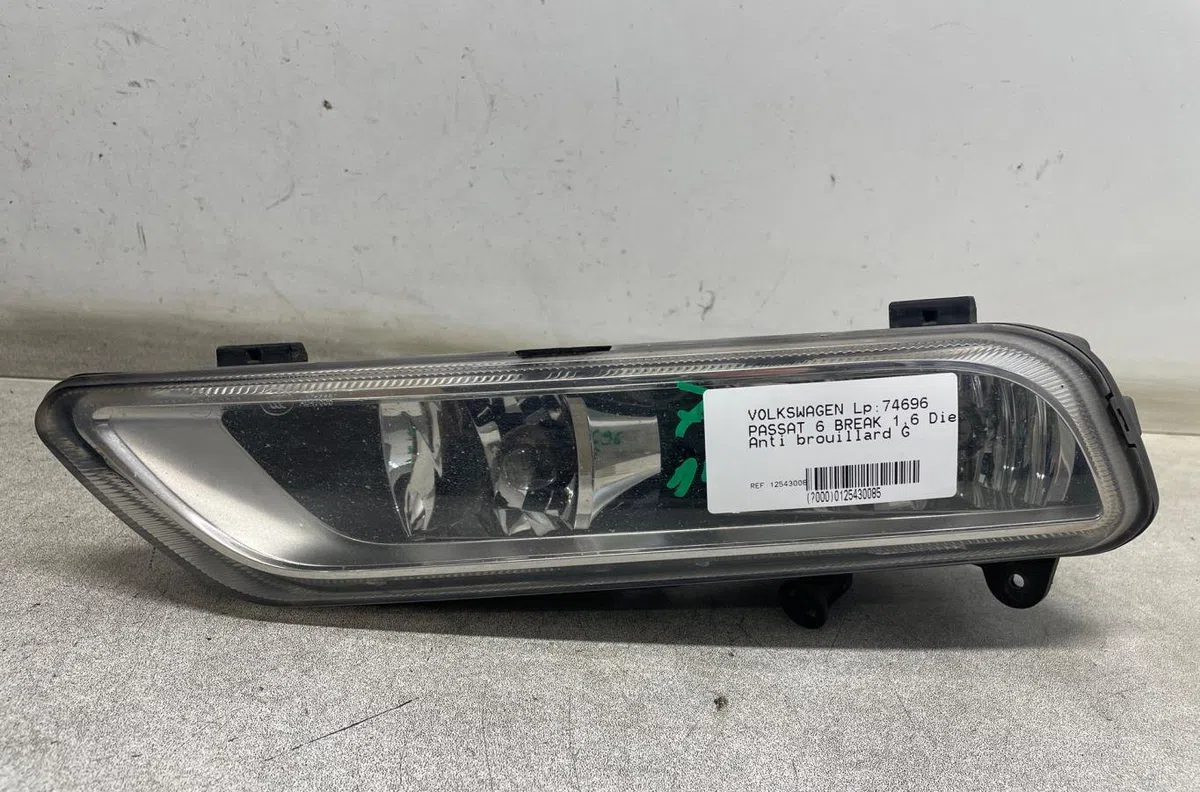 Phare antibrouillard avant gauche Volkswagen PASSAT B7 Variant (365) 1.6 tdi (2010-2014) occasion