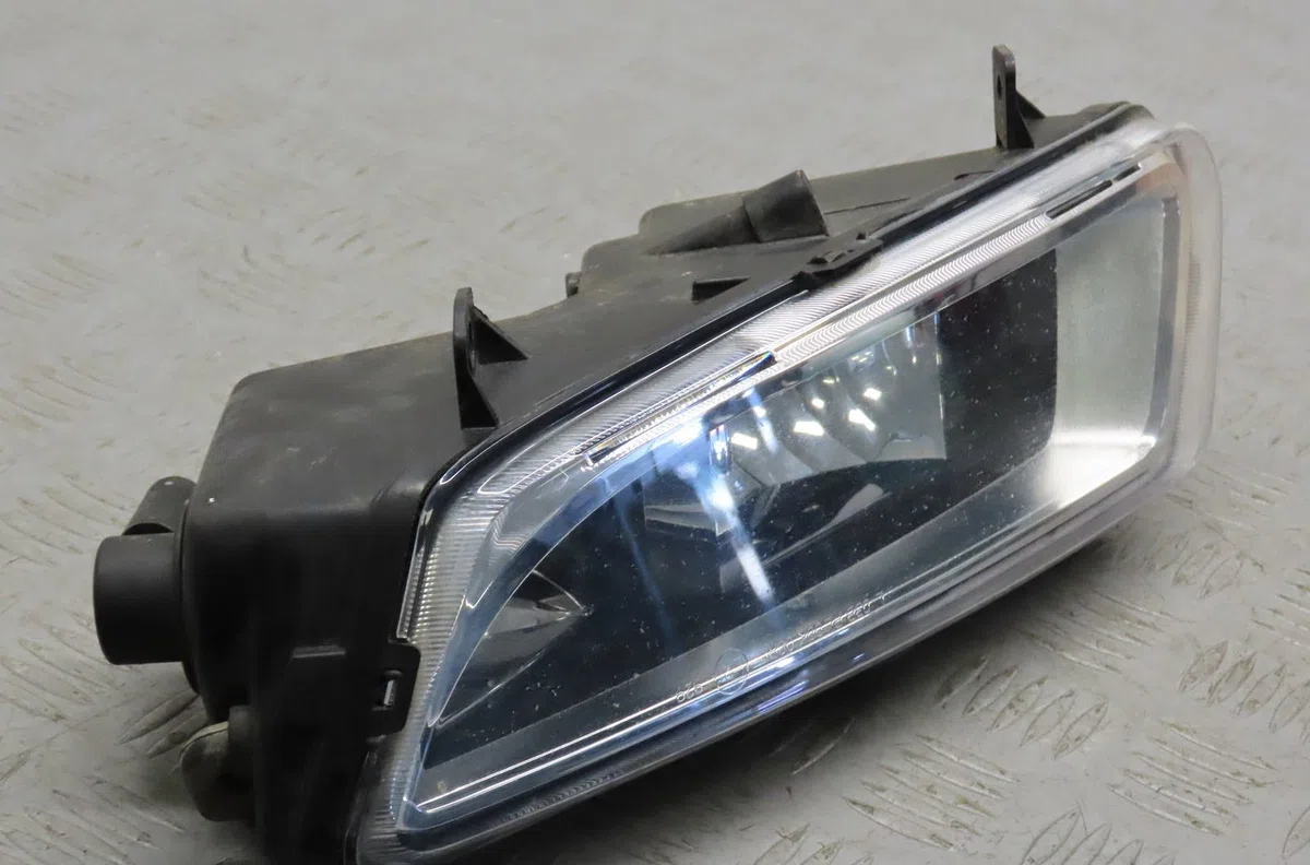 Phare antibrouillard avant gauche Volkswagen POLO V (6R1, 6C1) 1.6 tdi (2009) occasion