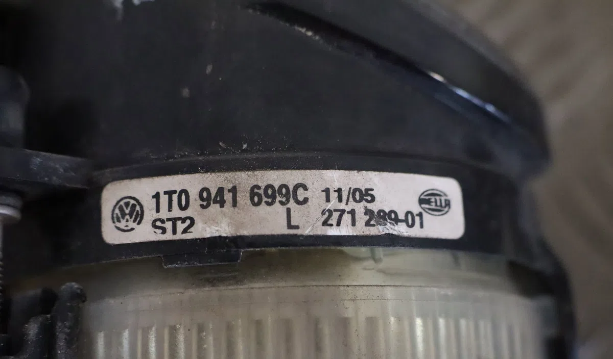 Phare antibrouillard avant gauche Volkswagen TOURAN (1T1, 1T2) 2.0 fsi (2003-2007) occasion