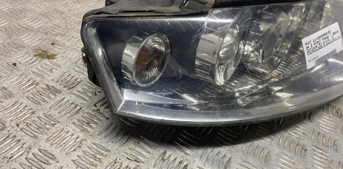 Phare droit AUDI A4 2 AVANT PHASE 1 BREAK occasion