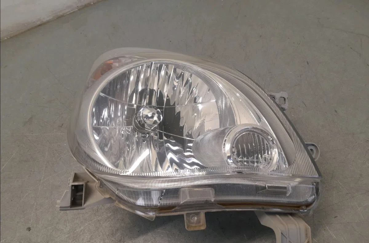 Phare droit Daihatsu CUORE VII (L275_, L285_, L276_) 1.0 (2007) occasion
