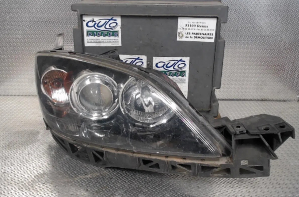 Phare droit MAZDA 3 1  3 1 PHASE 2 occasion