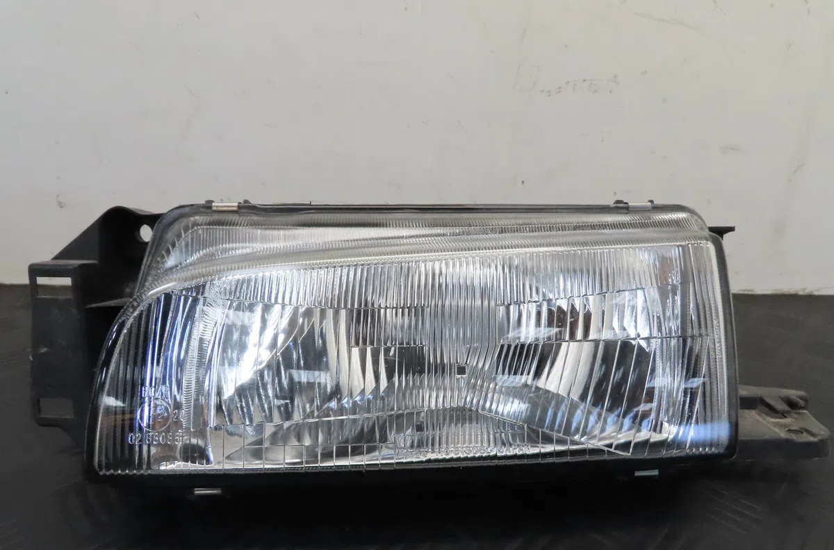 Phare droit Mazda 323 C IV (BG) 1.3 16v (bg3s) (1989-1994) occasion