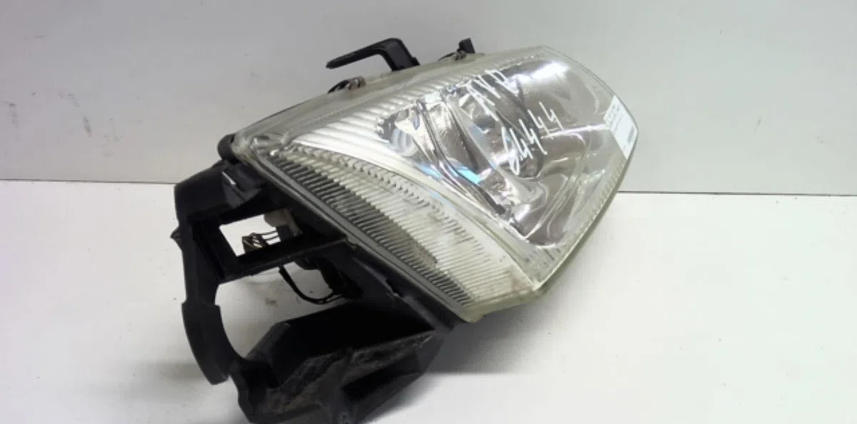 Phare droit Nissan ALMERA II Hatchback (N16) 2.2 di (2000-2003) occasion