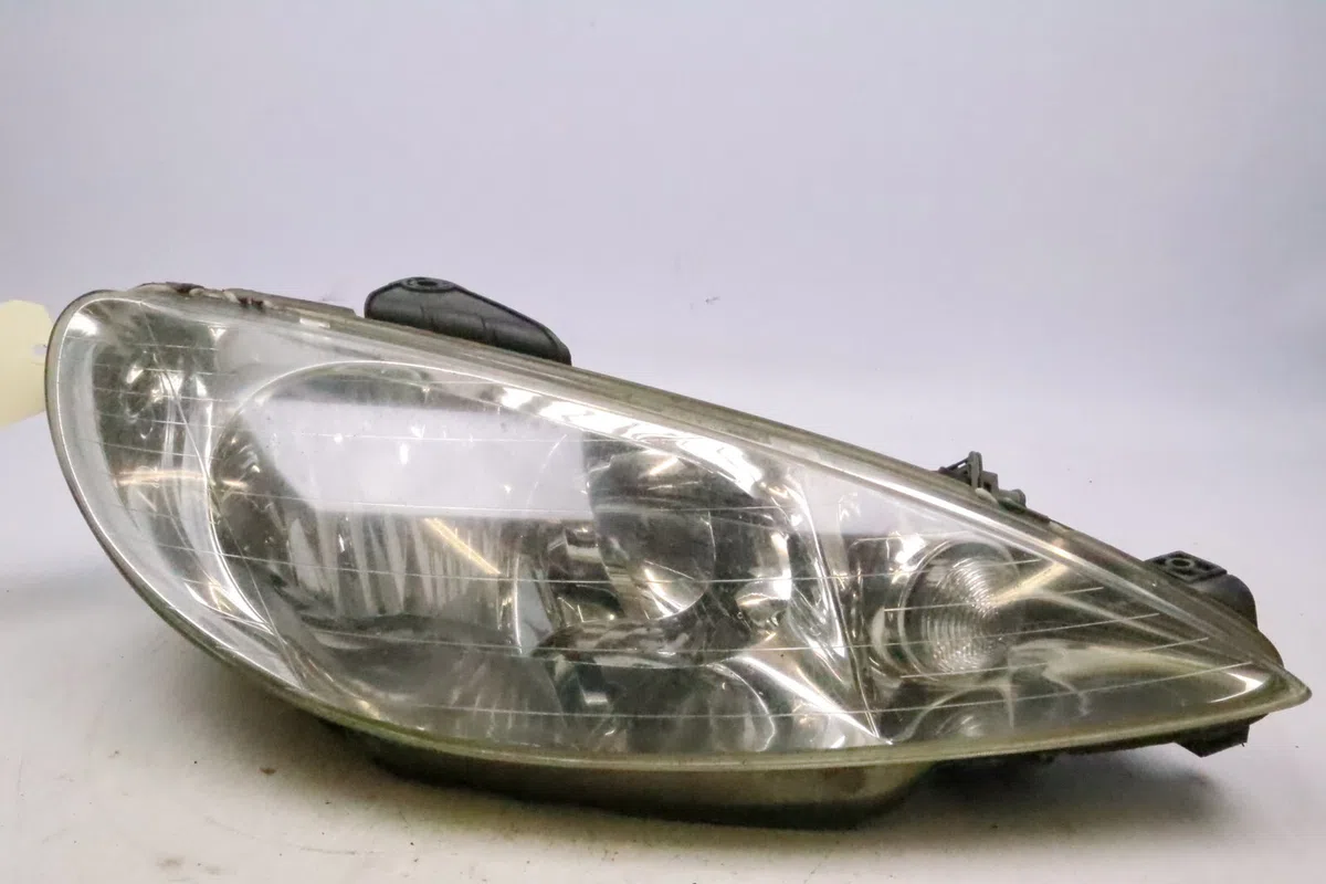 Phare droit Peugeot 206 3-5 portes (2A-C) 1.4 i (1998-2012) 3 portes occasion