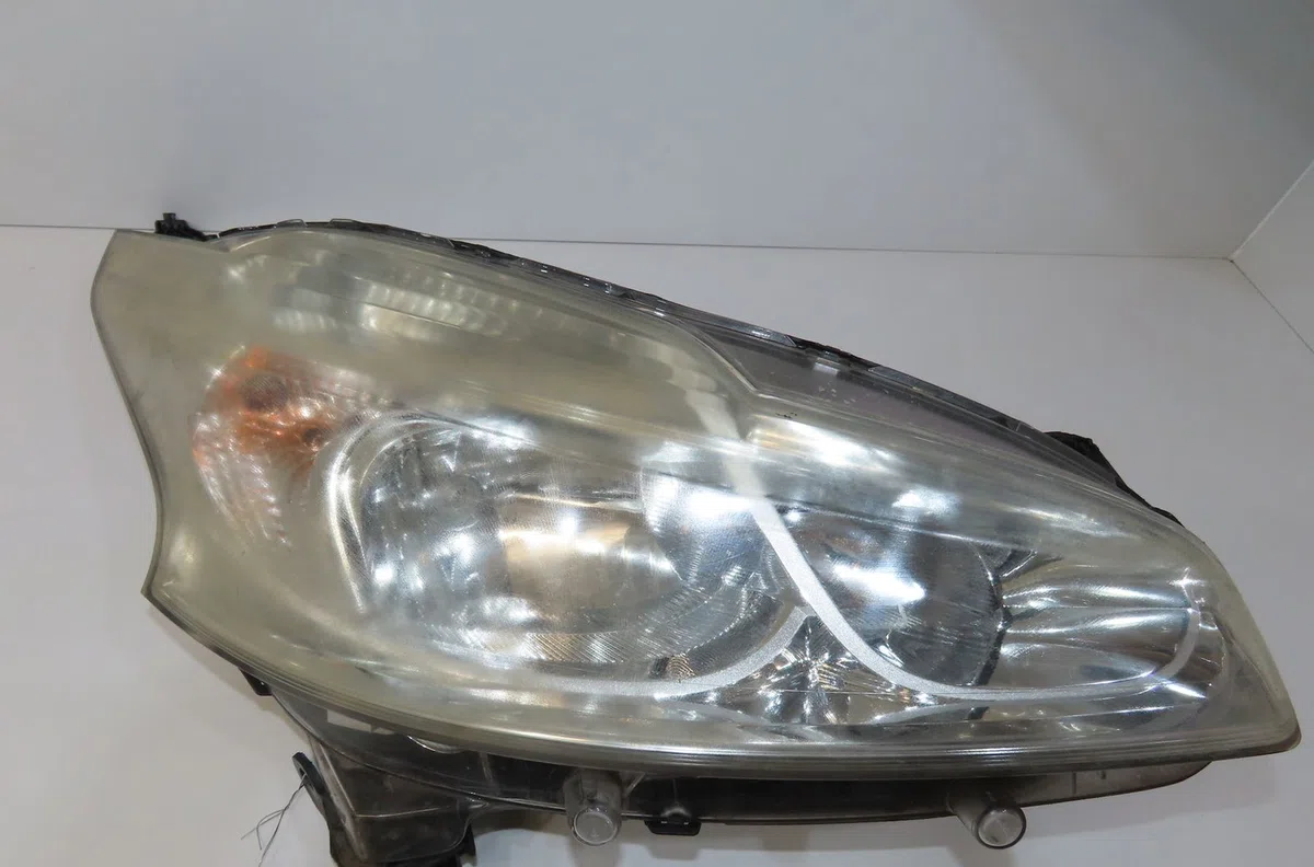 Phare droit Peugeot 208 I (CA_, CC_) 1.0 (2012) occasion