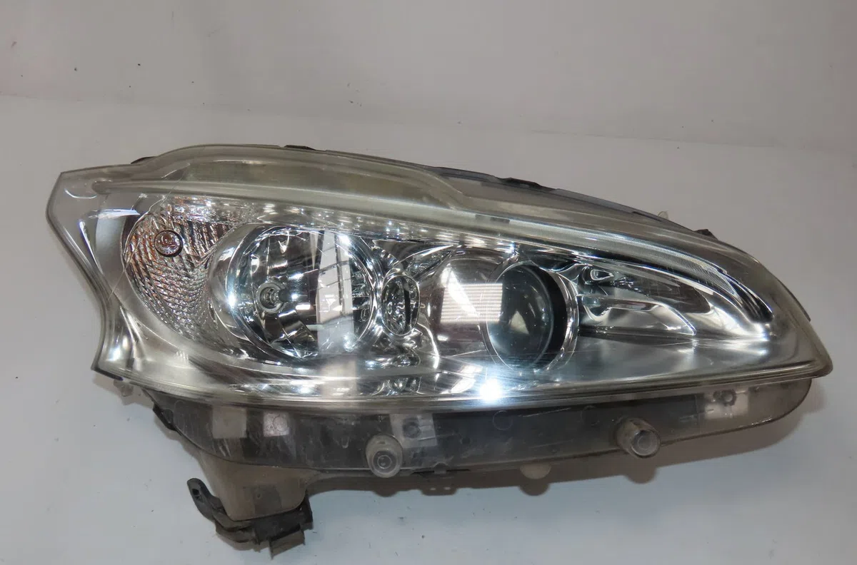Phare droit Peugeot 208 I (CA_, CC_) 1.2 vti 82 (2012) occasion