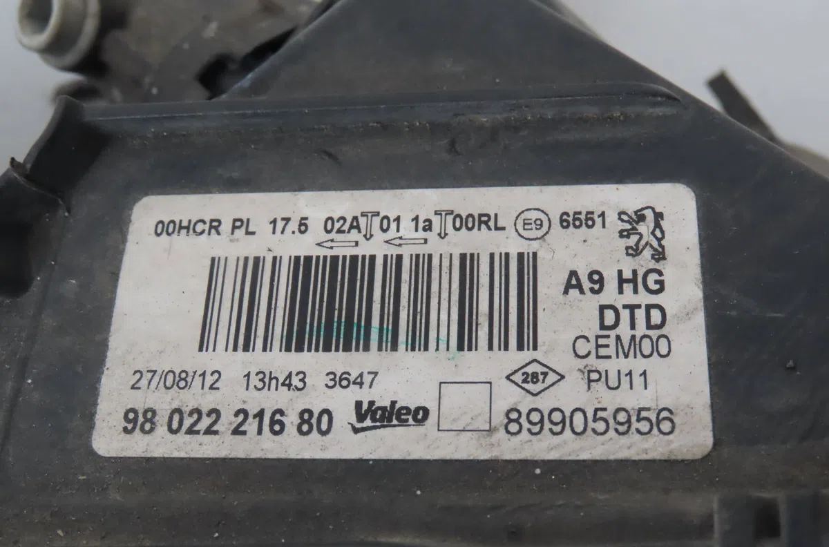 Phare droit Peugeot 208 I (CA_, CC_) 1.2 vti 82 (2012) occasion