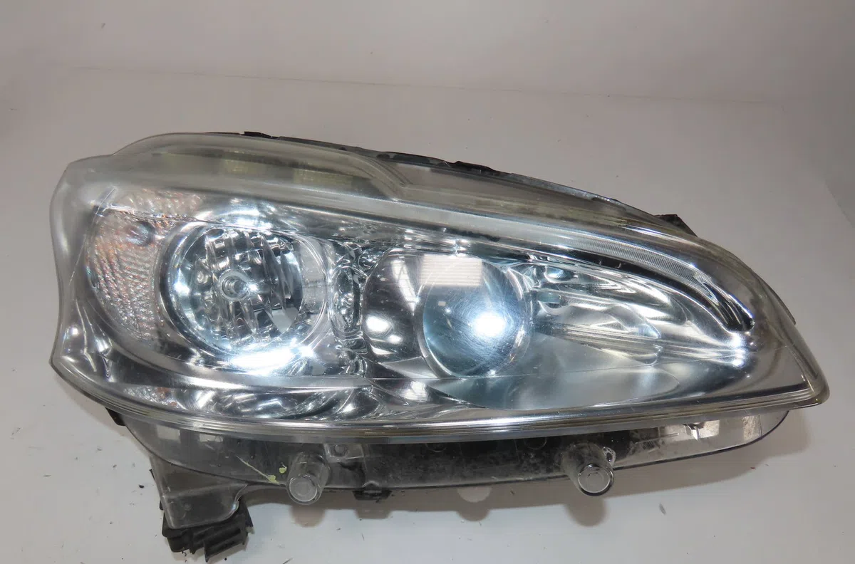 Phare droit Peugeot 208 I (CA_, CC_) 1.6 hdi (2012) 5 portes occasion