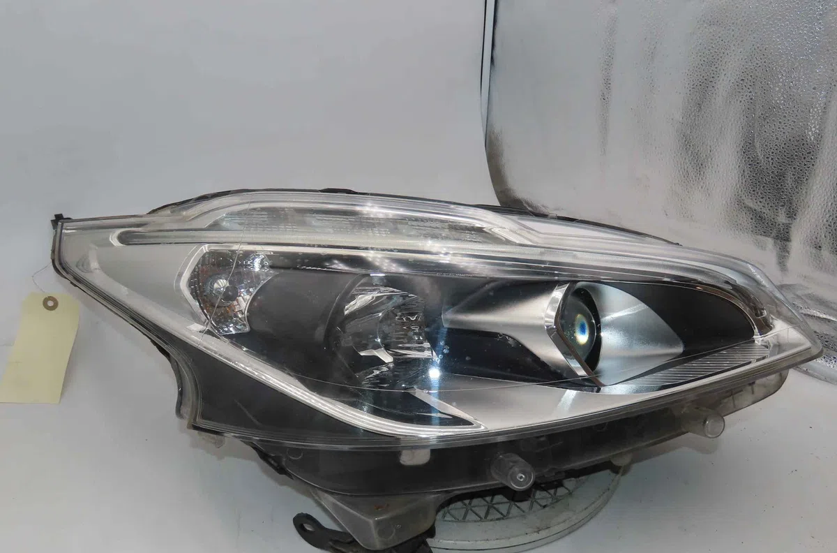 Phare droit PEUGEOT 208 I occasion