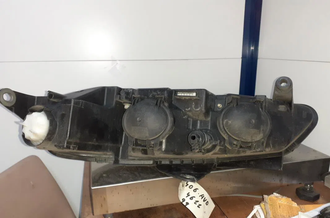 Phare droit Peugeot 406 Break (8E-F) 2.1 td 12v (1996-2004) occasion